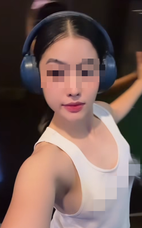 Trong clip cô gái này chọn diện một bộ đồ thể thao nhưng không mặc áo "bảo hộ".