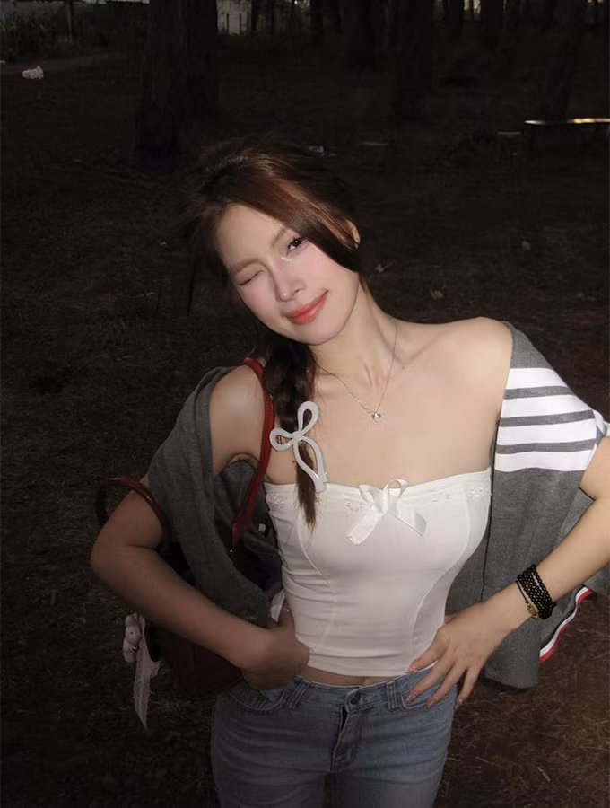 Thụy Hân là một trong những số ít các nàng người yêu cầu thủ Việt Nam theo đuổi phong cách ăn mặc đầy quyến rũ. Hot girl sinh năm 2000 sở hữu làn da trắng nõn, đôi chân dài miên man và số đo 3 vòng chuẩn.