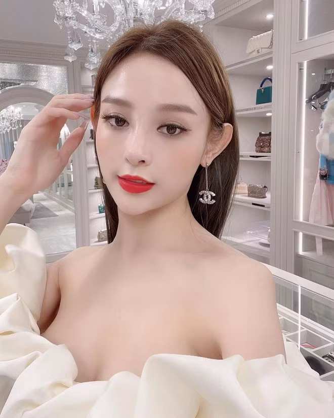 Đẹp như Huyền Baby cũng có lúc để lộ dấu vết bóp mặt quá đà khi đăng ảnh lên MXH.