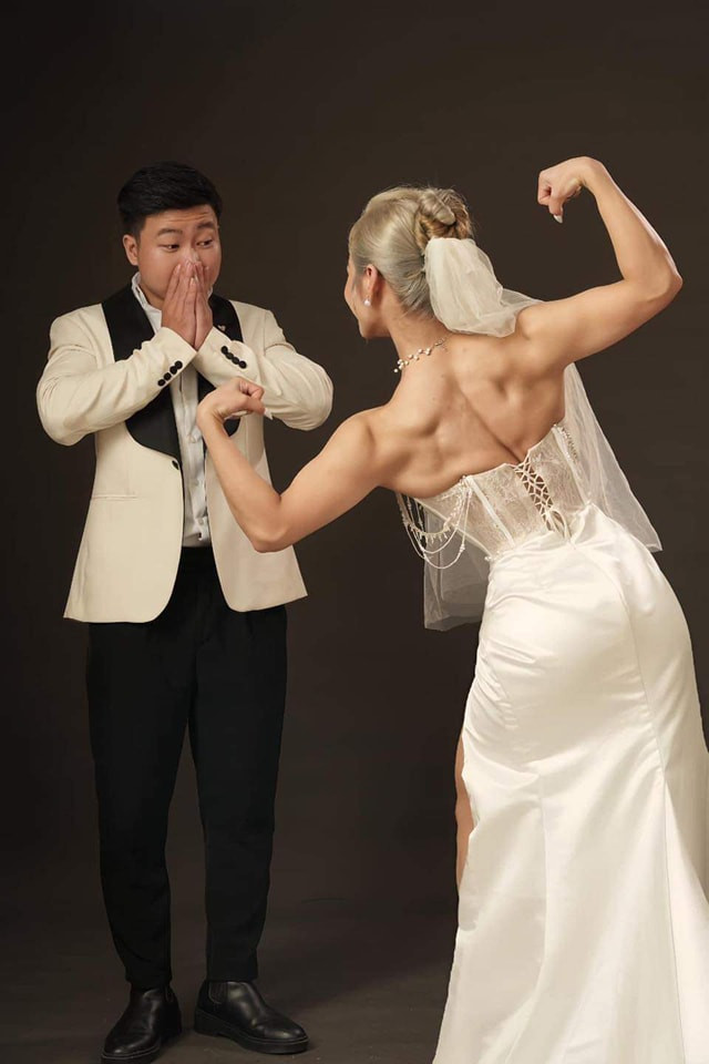 “Các cô dâu khác sẽ muốn mình thật thon thả, mảnh mai, nữ tính… vô tình nó lại trở thành chuẩn mực cái đẹp trong những bộ ảnh cưới. Mình sẽ đẹp nhất khi được thể hiện con người, cá tính của chính bản thân. Mình yêu quá trình nỗ lực để đạt được hình thể như hiện tại”, Hạnh chia sẻ.