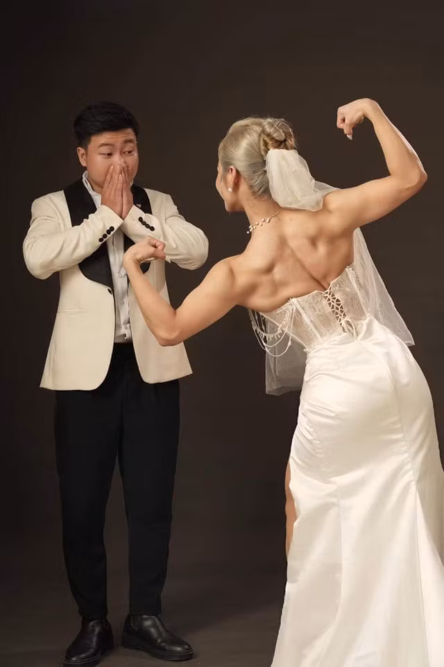 “Các cô dâu khác sẽ muốn mình thật thon thả, mảnh mai, nữ tính… vô tình nó lại trở thành chuẩn mực cái đẹp trong những bộ ảnh cưới. Mình sẽ đẹp nhất khi được thể hiện con người, cá tính của chính bản thân. Mình yêu quá trình nỗ lực để đạt được hình thể như hiện tại”, Hạnh chia sẻ.