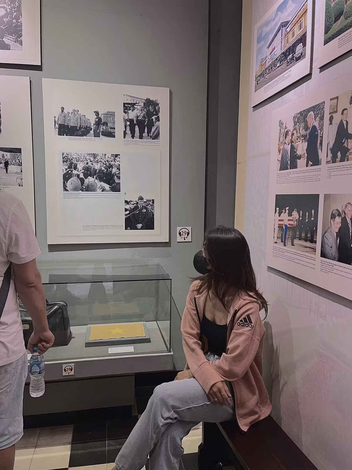 Với chuyến thăm quan này, Nguyễn Thị Thanh Nhã tỏ ra khá háo hức với trải nghiệm lần đầu tiên điểm đến ưa thích của giới trẻ Hà Thành.