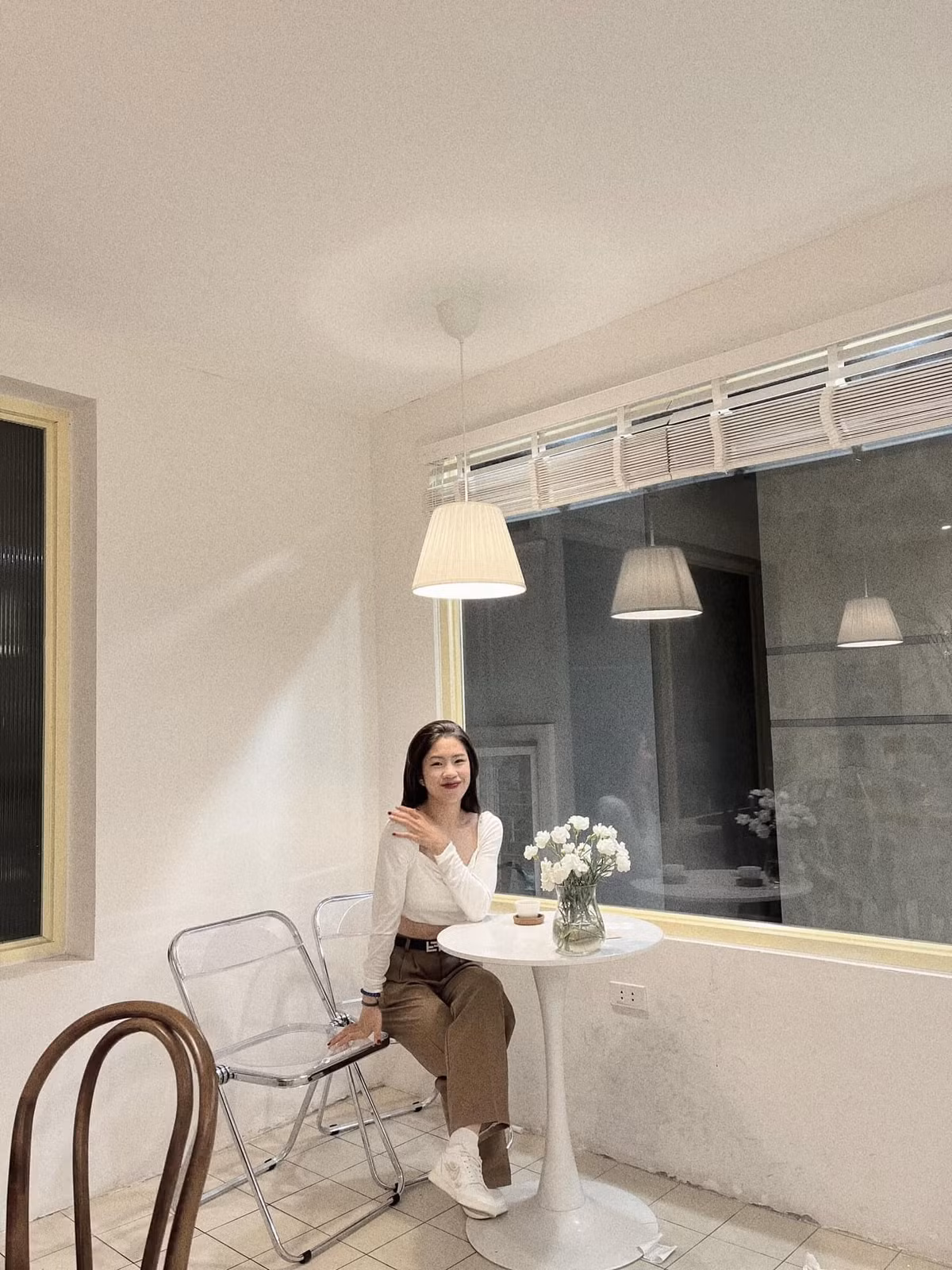 Vì vậy, di tích nhà tù Hoả Lò đang trở thành một điểm check-in siêu hot của giới trẻ. Nhiều bạn trẻ còn gọi vui việc đi thăm quan di tích Hoả Lò là chuyến được "đi tù" của mình.