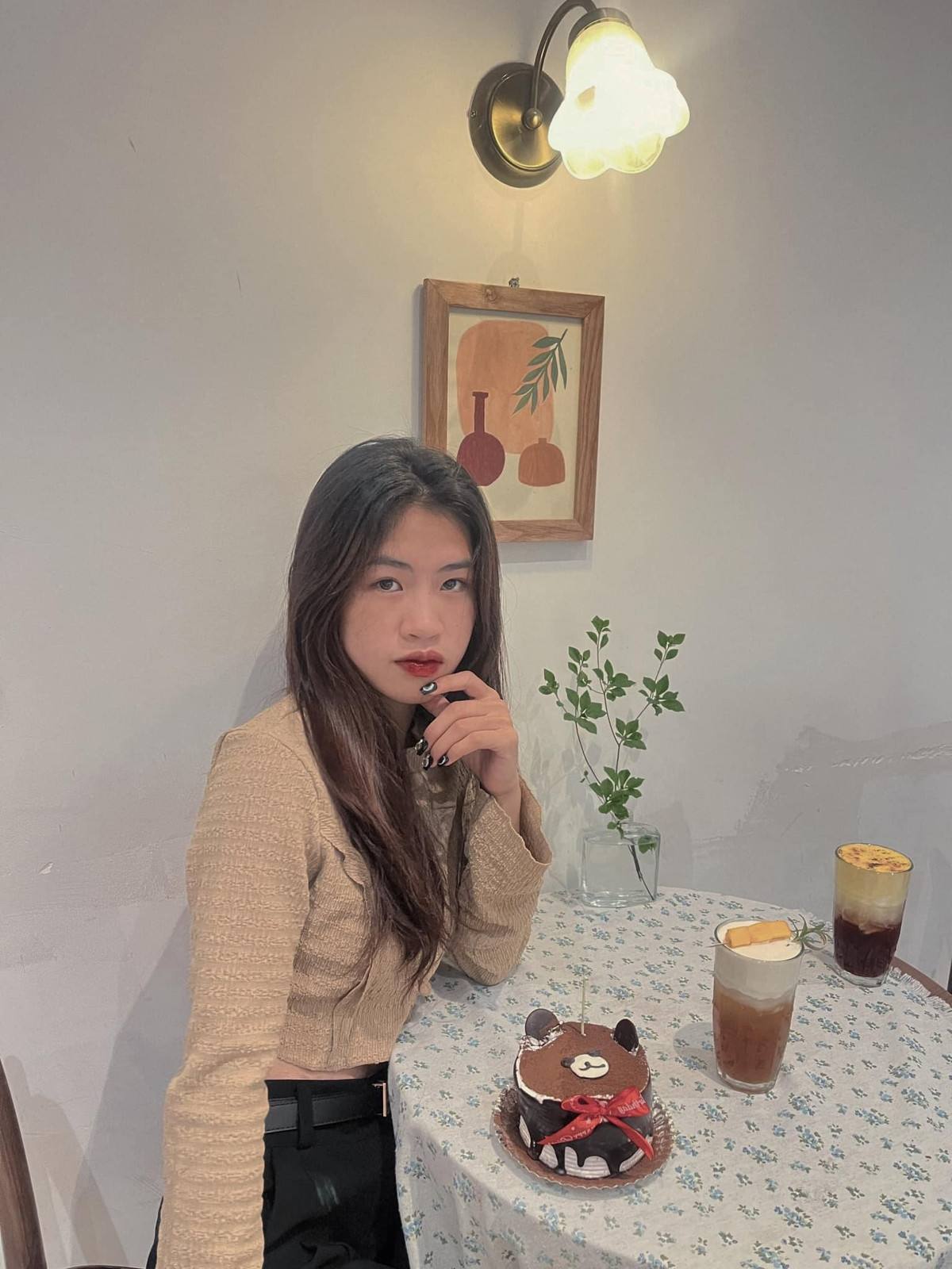 Cô nàng cũng không quên diện thêm quần jean khoe cá tính, năng động và phối với một áo khác mỏng bên ngoài.