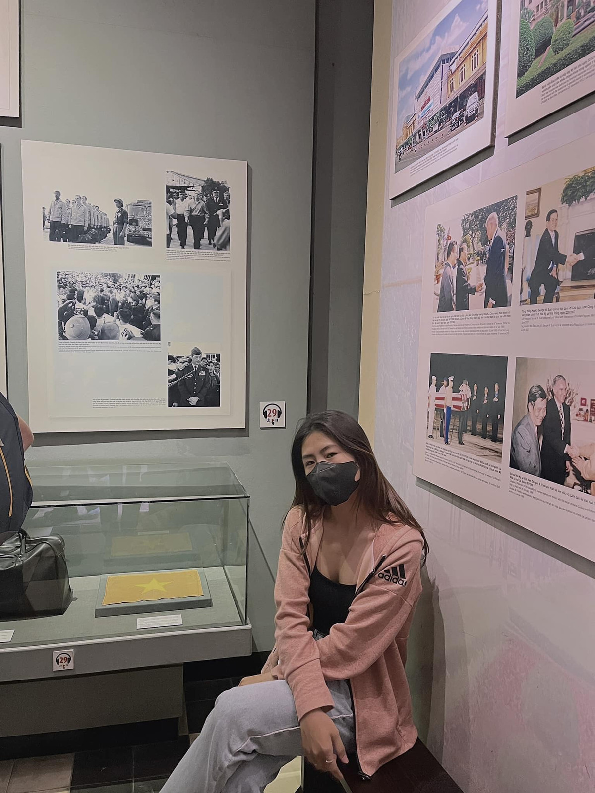 Thanh Nhã diện áo croptop hai dây khoe trọn vẹn bờ vai quyến rũ.