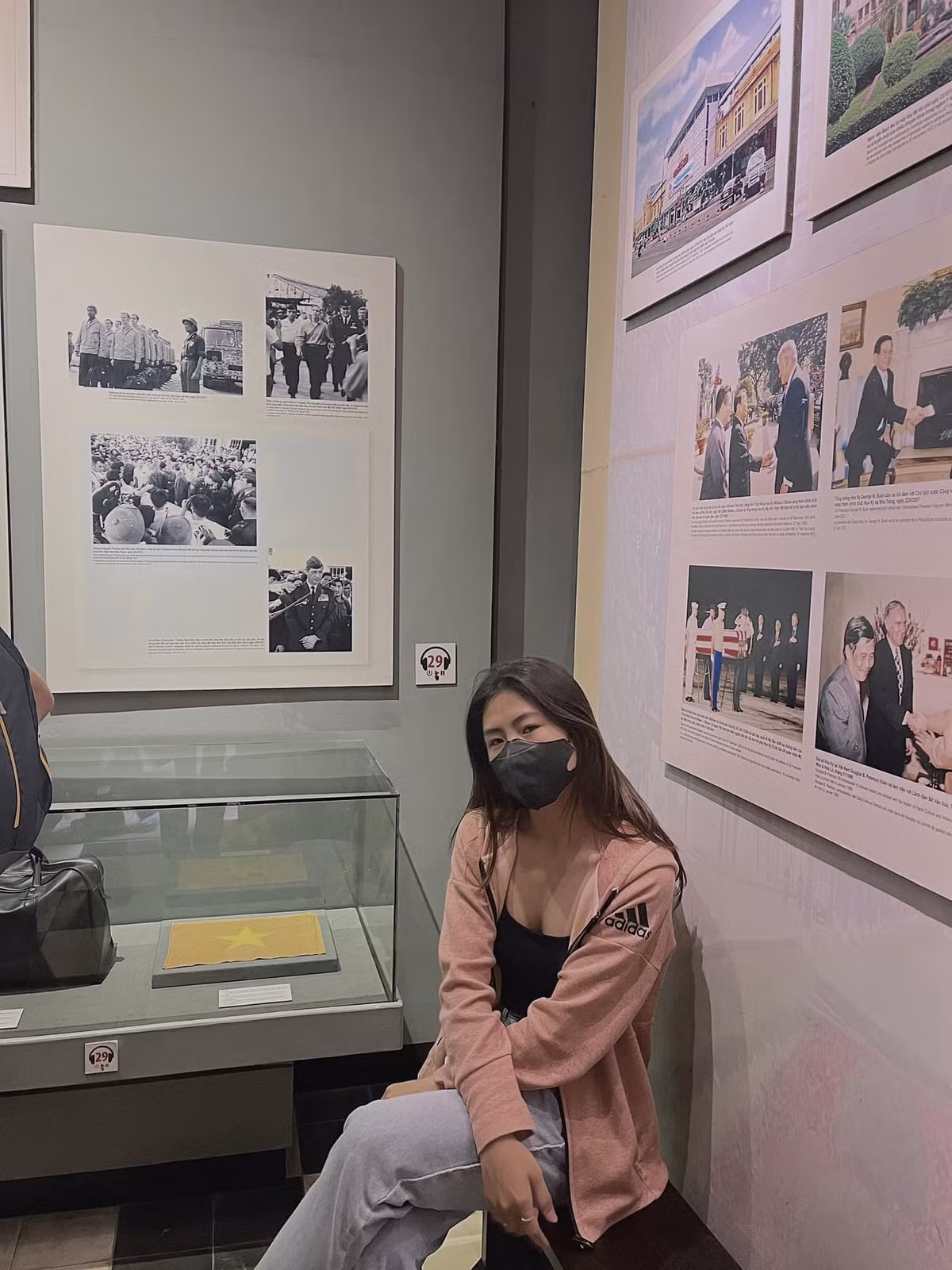 Thanh Nhã diện áo croptop hai dây khoe trọn vẹn bờ vai quyến rũ.