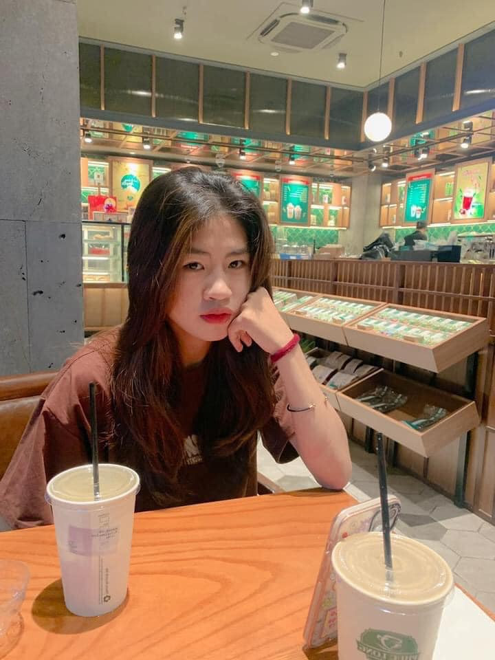 Sau trận tranh Cúp QG 2023, Thanh Nhã cùng động đội tại CLB nữ Hà Nội bỗng "nổi hứng" và quyết định "đi ngay cho nóng". Cô cùng nhiều đồng đội như Tú Anh chia sẻ hàng loạt hình ảnh chụp tại di tích này lên trang mạng xã hội cá nhân đầy thích thú.