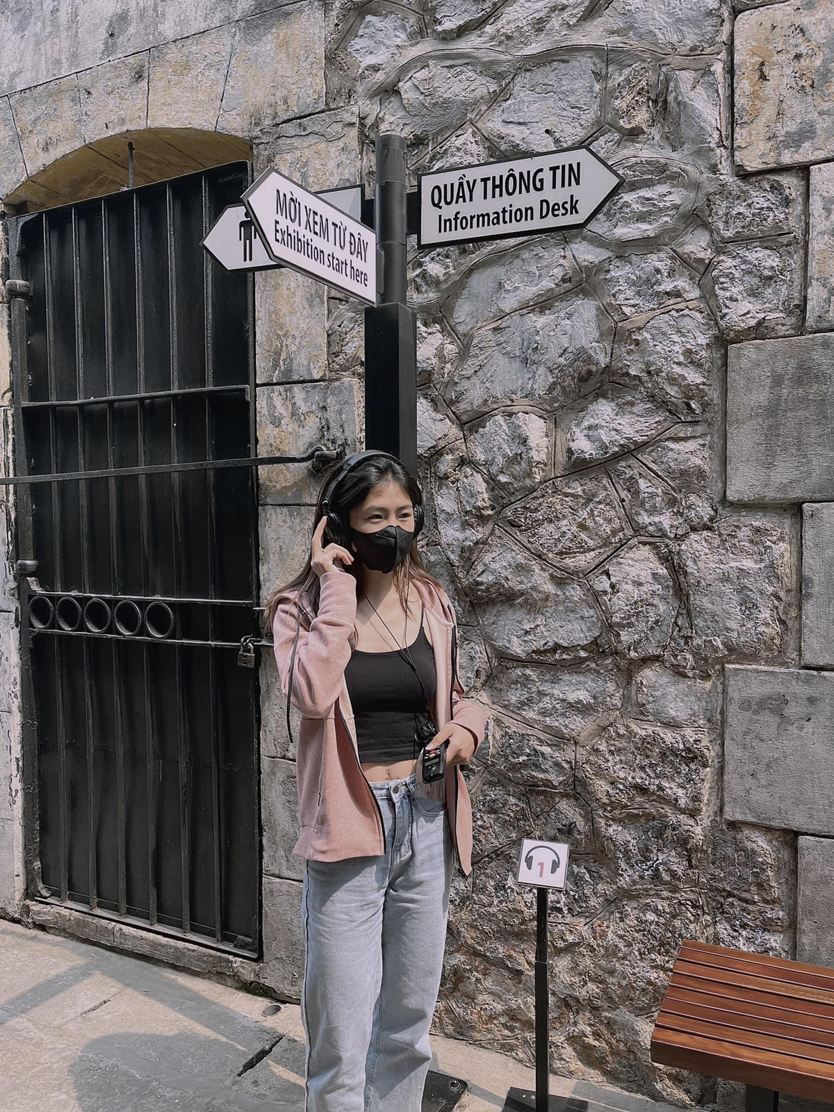 Mới đây, trên trang cá nhân, gái xinh đội tuyển Việt Nam là Thanh Nhã đã khoe lên trang cá nhân những bức ảnh cô nàng cùng các đồng đội có chuyến tham quan đầy ý nghĩa tới di tích lịch sử nhà tủ Hoả Lò.