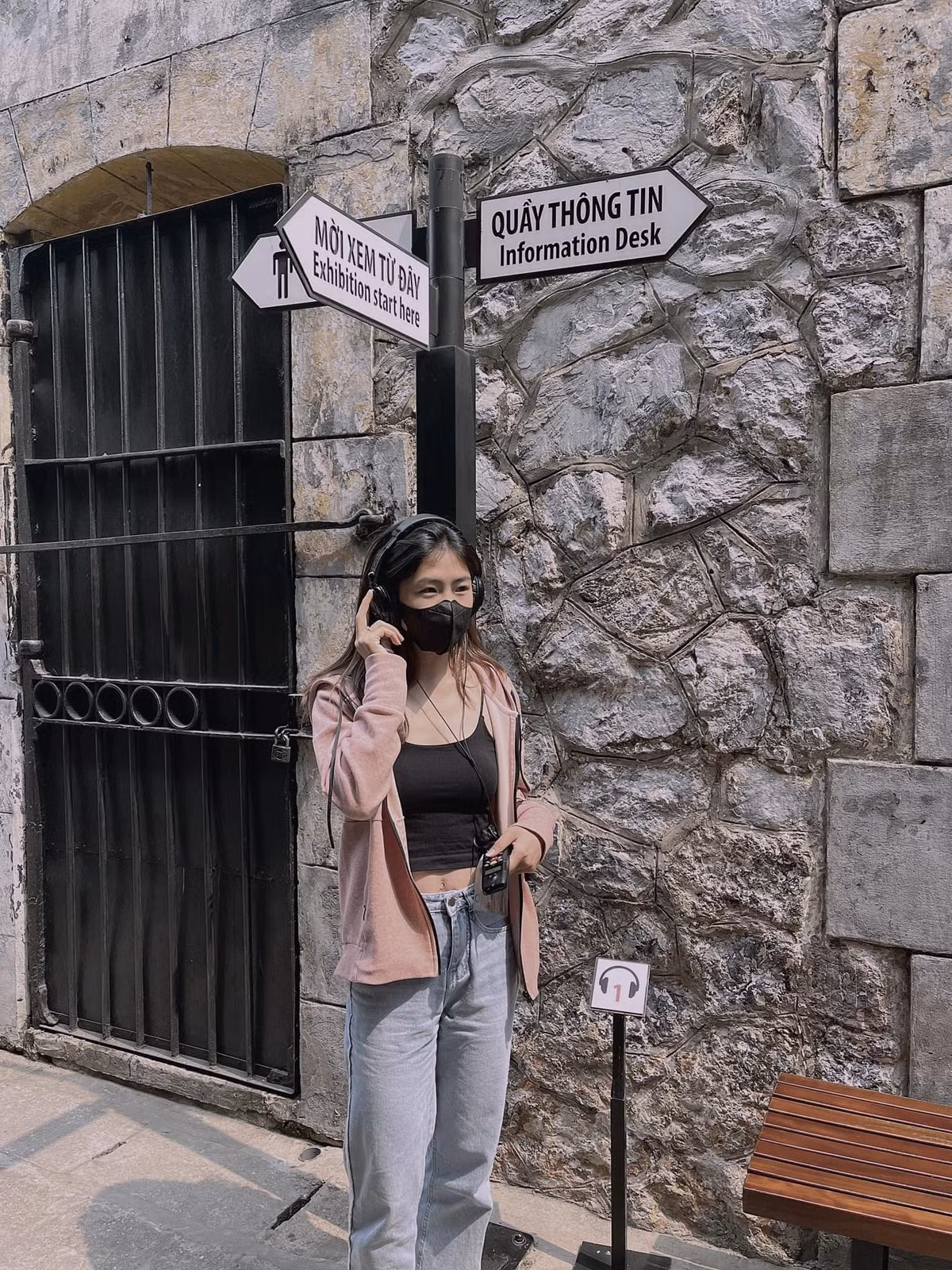 Mới đây, trên trang cá nhân, gái xinh đội tuyển Việt Nam là Thanh Nhã đã khoe lên trang cá nhân những bức ảnh cô nàng cùng các đồng đội có chuyến tham quan đầy ý nghĩa tới di tích lịch sử nhà tủ Hoả Lò.