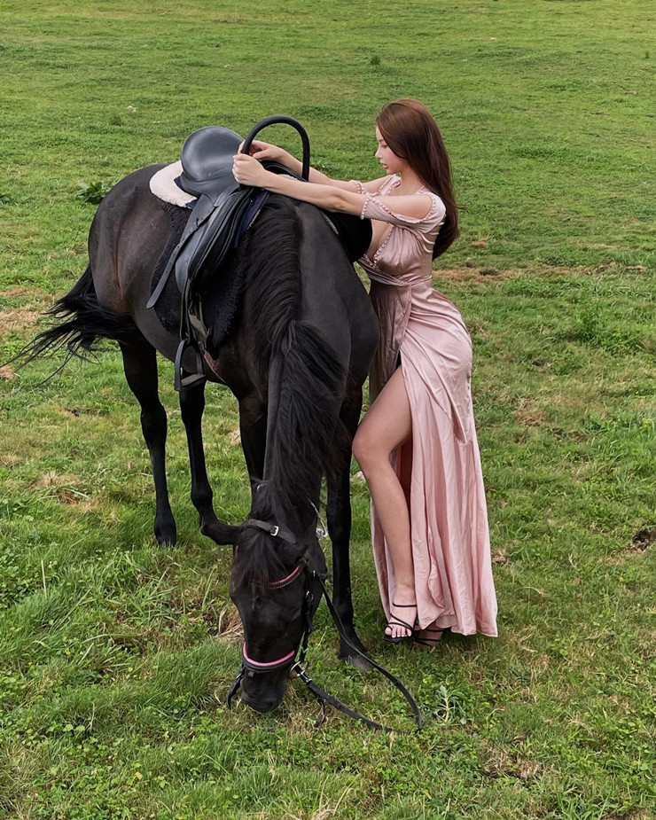 Đặc biệt, các shoot hình chụp vào buổi tối của Baek Si Young nhận được khá nhiều lời khen vì nổi bật giữa cảnh đêm.