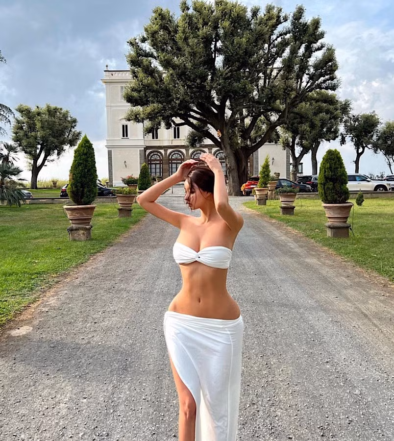 Baek Si Young là người đẹp mạng xã hội Hàn Quốc nổi tiếng với vóc dáng siêu tưởng và từng có thời gian cô làm người mẫu áo tắm, nội y.