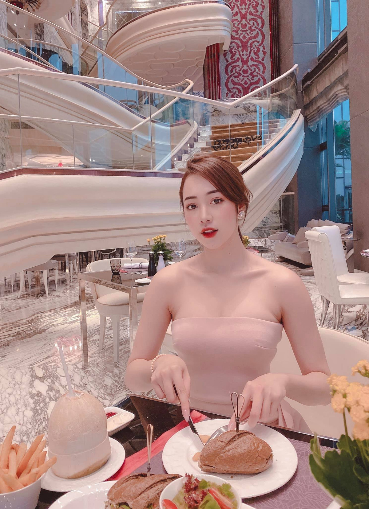 Nhờ lợi thế ngoại hình đẹp, Hằng Bi không ngại chưng diện những thiết kế hở bạo, khai thác triệt để vẻ ngoài quyến rũ.