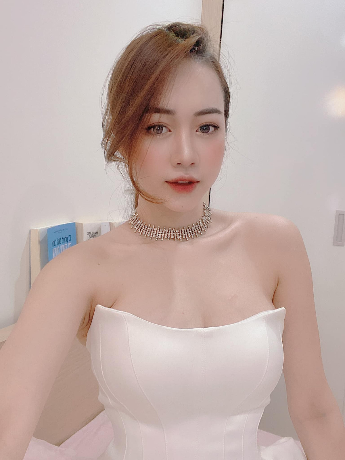 Những bức ảnh được cô nàng đăng tải trên trang cá nhân luôn thú hút hàng ngàn lượt yêu thích nhờ gương mặt xinh xắn với những đường nét hài hòa, thanh tú, ngũ quan hoàn hảo.