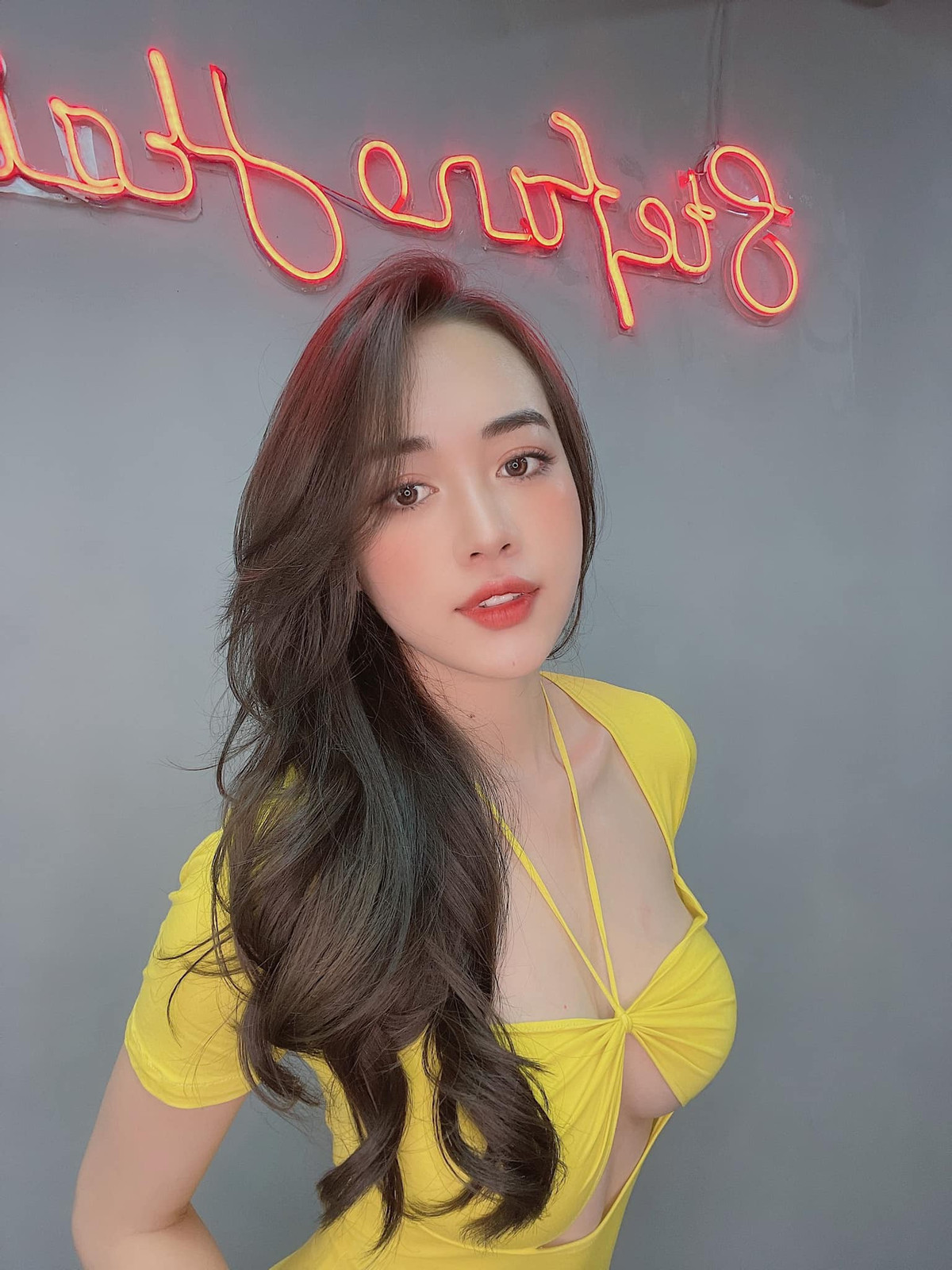 Hằng Habi tên thật là Phạm Thanh Hằng, sinh năm 1996, quê Quảng Ninh, sở hữu chiều cao 1,70m với số đo 3 vòng lý tưởng (87-62-91 cm). Cô nàng chính là một trong những "hot girl phòng gym" đình đám trên MXH.