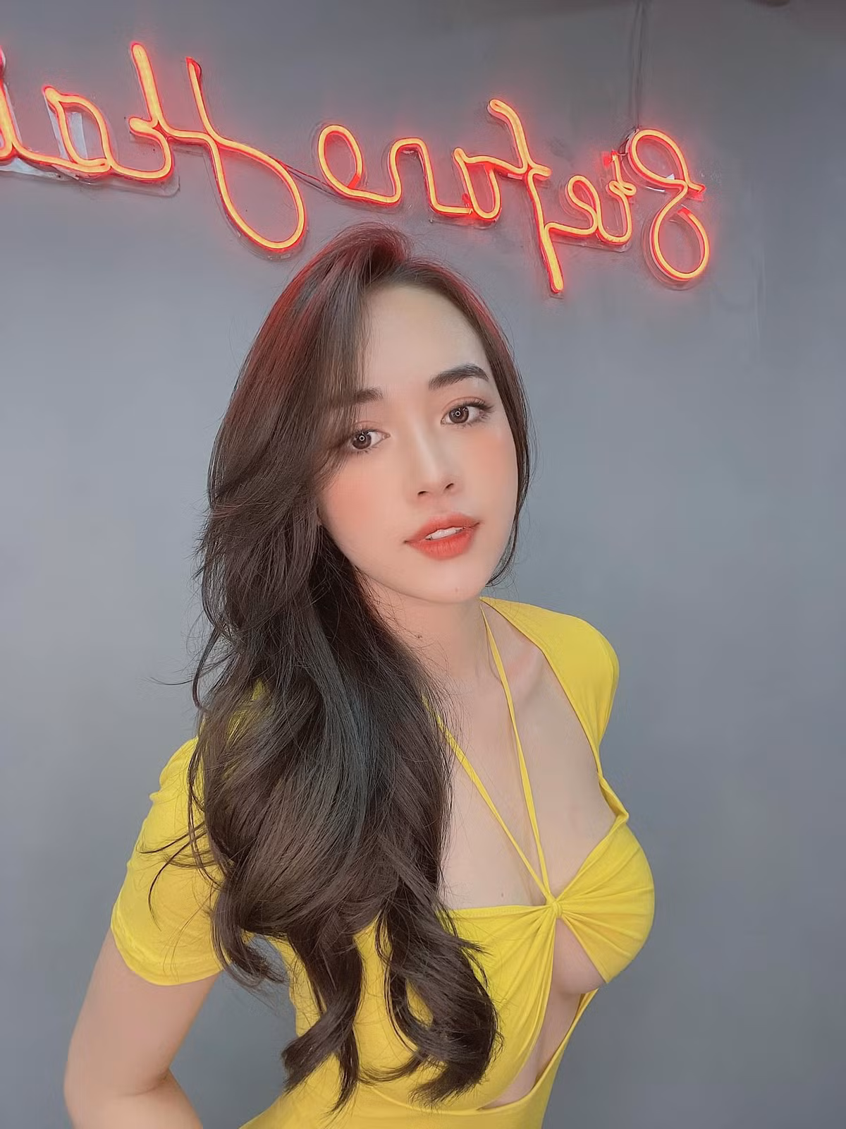 Hằng Habi tên thật là Phạm Thanh Hằng, sinh năm 1996, quê Quảng Ninh, sở hữu chiều cao 1,70m với số đo 3 vòng lý tưởng (87-62-91 cm). Cô nàng chính là một trong những "hot girl phòng gym" đình đám trên MXH.