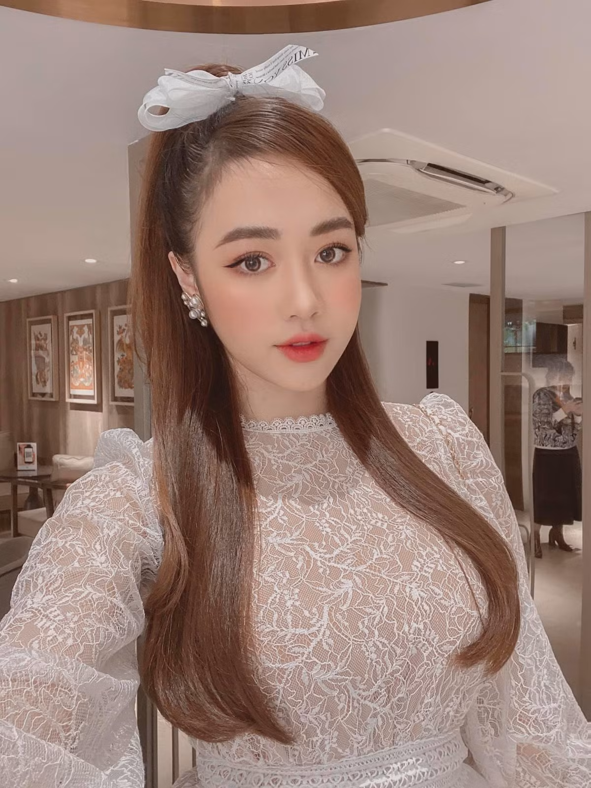 Thu Hằng hiện là người mẫu tự do, kinh doanh và giữ vai trò giám đốc hình ảnh cho một thẩm mỹ viện.