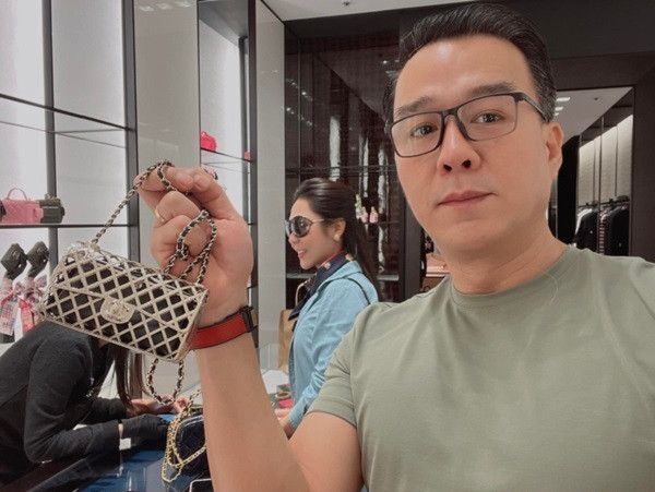 Trong một cuộc phỏng vấn, nam doanh Thắng Ngô còn gây bất ngờ khi dành lời ngôn tình cho bà xã: “Mọi người thường đánh giá một mối quan hệ bằng cách đong đếm thời gian quen nhau, tôi lại không nghĩ vậy. Tôi rất khó cười nhưng chỉ vài tháng quen biết Xuân, thời gian tôi cười bằng cả đời mình cộng lại".