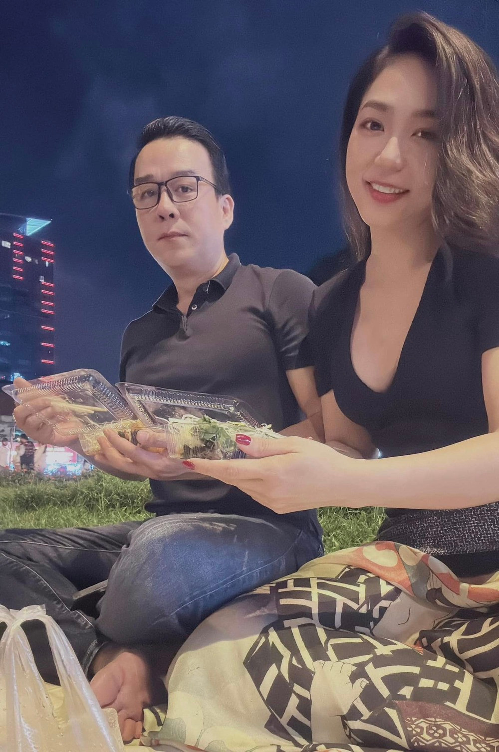 Song song với đó, Hà Thanh Xuân cũng nhiều lần khiến dân tình phải ngưỡng mộ khi khoe hình ảnh được chồng “kè kè” cạnh bên khi đi shopping.