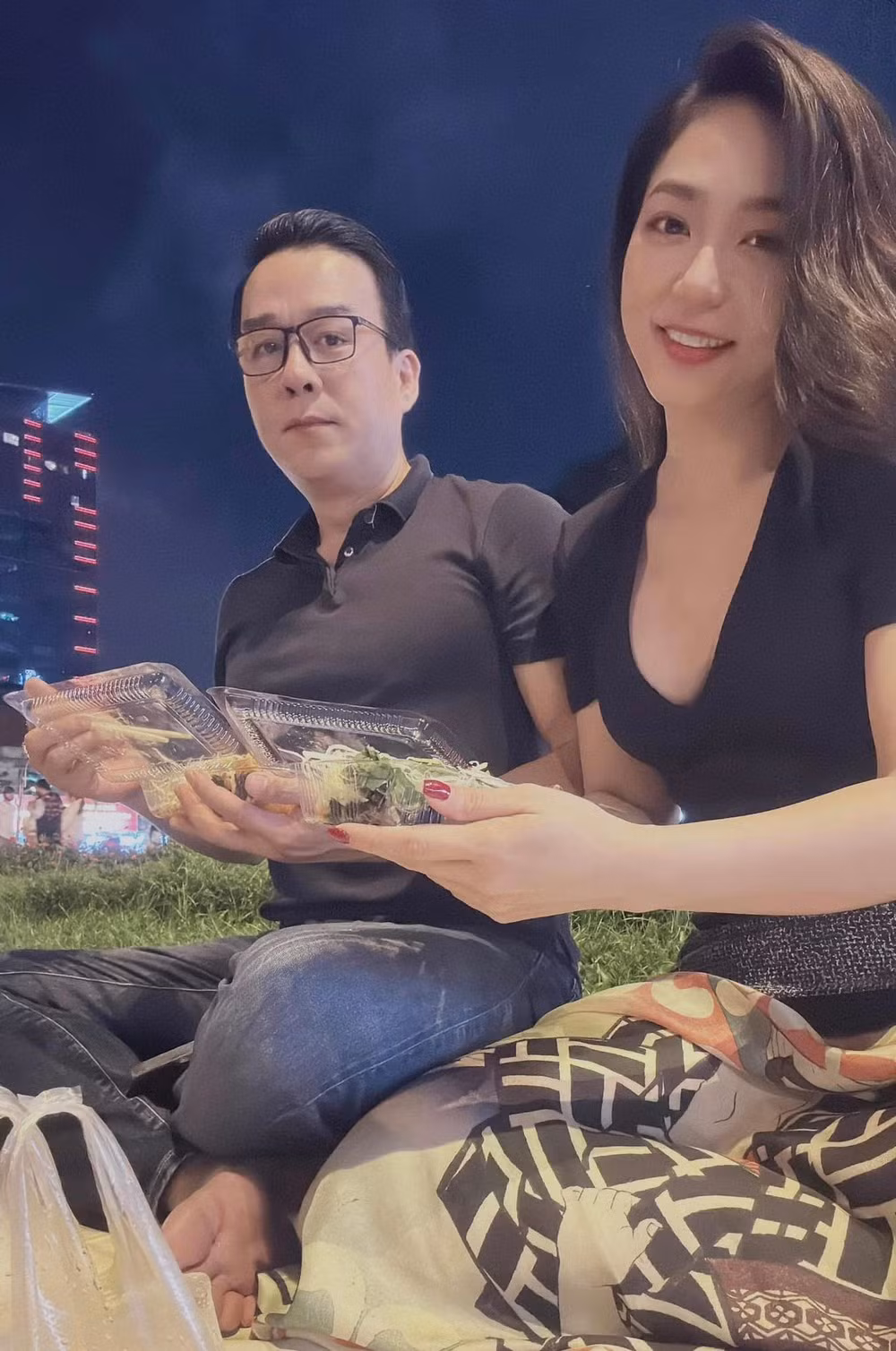 Song song với đó, Hà Thanh Xuân cũng nhiều lần khiến dân tình phải ngưỡng mộ khi khoe hình ảnh được chồng “kè kè” cạnh bên khi đi shopping.