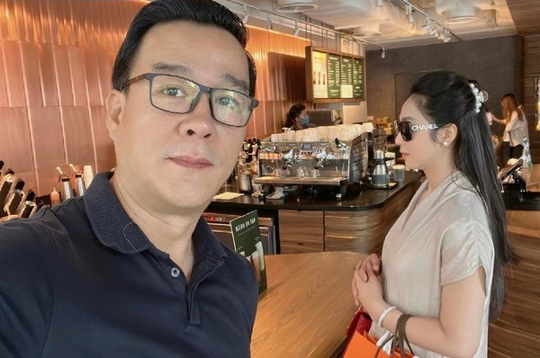 Khi Hà Thanh Xuân đi lưu diễn ở nước ngoài, Thắng Ngô cũng lập tức bay sang nước bạn để có thời gian ở cạnh vợ.