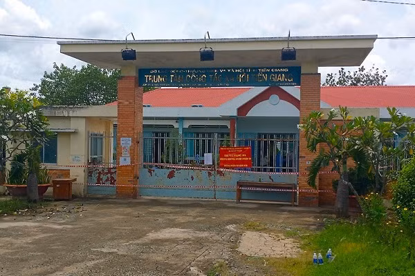 Tam dinh chi giam doc lo la phong chong dich