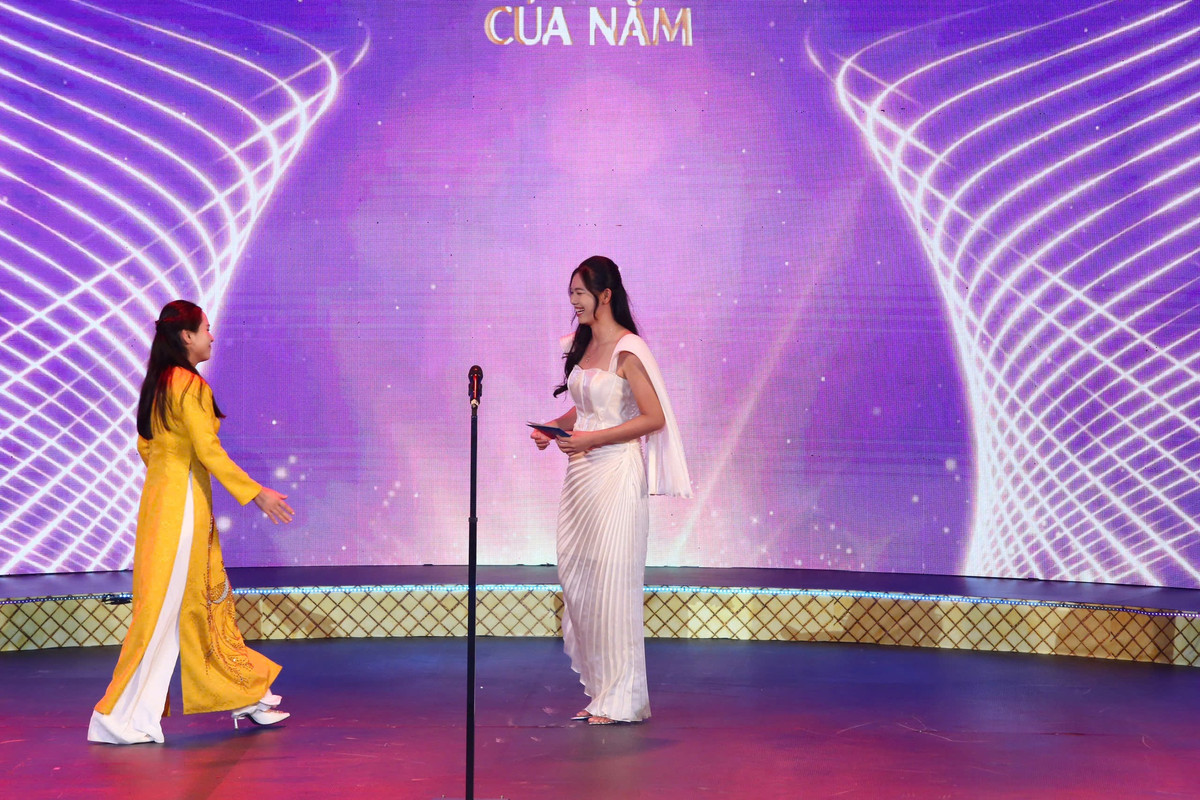 Ánh Viên gây chấn động với bộ đầm trắng như một nàng tiên cá.