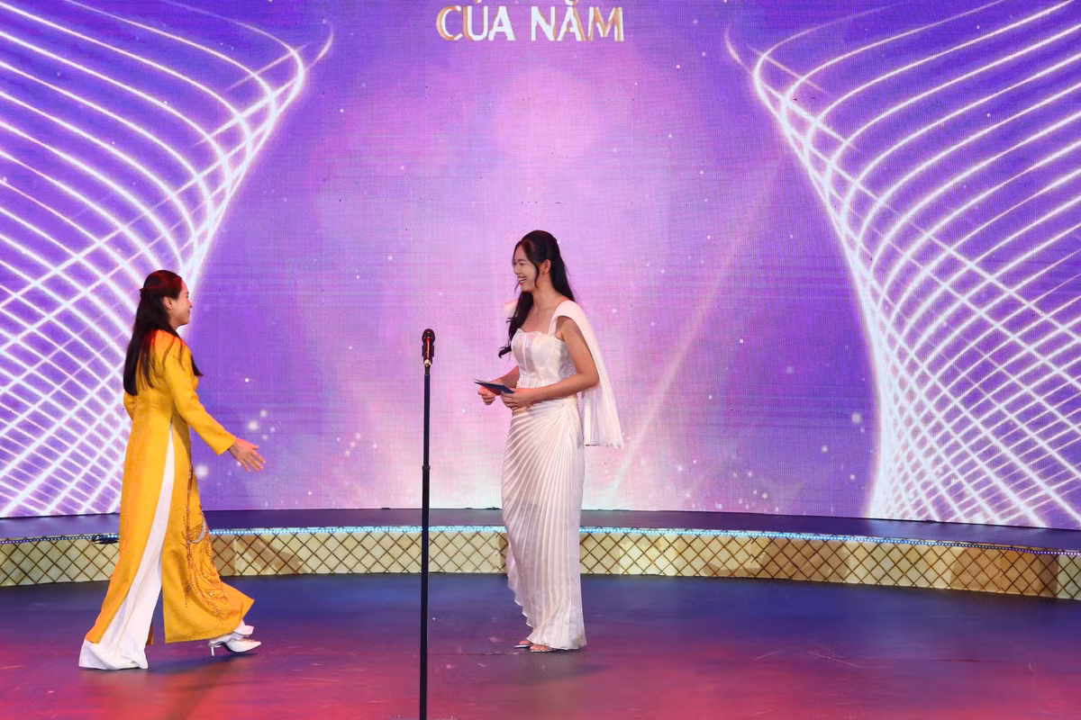 Ánh Viên gây chấn động với bộ đầm trắng như một nàng tiên cá.