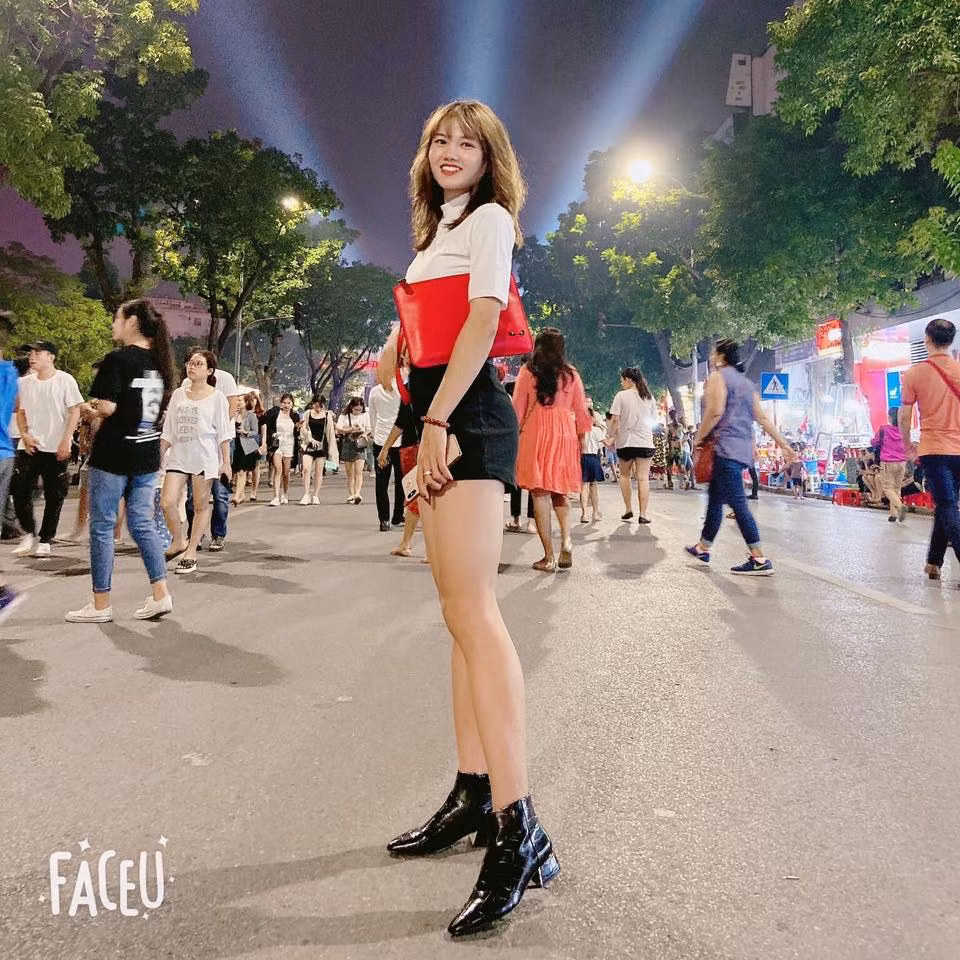 Thanh Huyền sinh năm 1996, sở hữu chiều cao 1m65 và thi đấu ở vị trí trung vệ. Cô đang khoác áo CLB nữ Hà Nội.