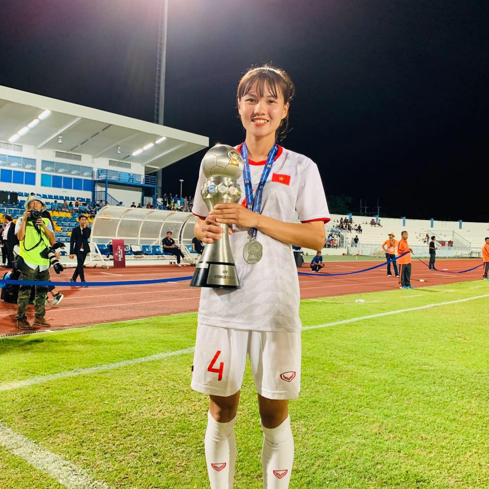 Khoe nhan sắc đời thường, nữ trung vệ bóng đá nữ Việt Nam gây sốt mạng Khoe nhan sac doi thuong, nu trung ve bong da nu Viet Nam gay sot mang