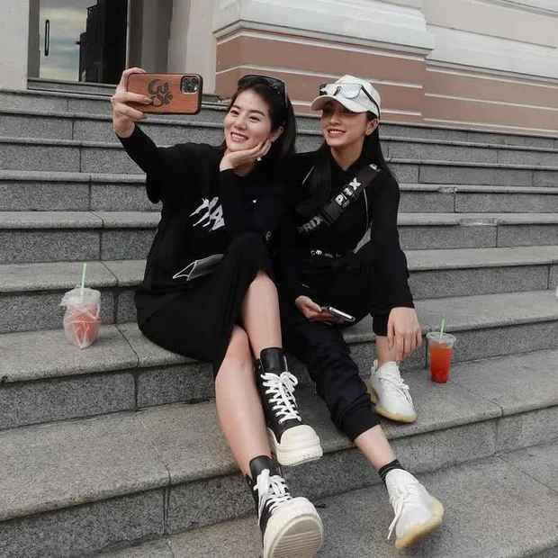 Bà xã Phan Công Khanh (trái) nhiều lần có dịp đọ sắc với nhiều người nổi tiếng, từ camera thường đến ảnh qua chỉnh sửa đều khiến dân mạng chú ý.