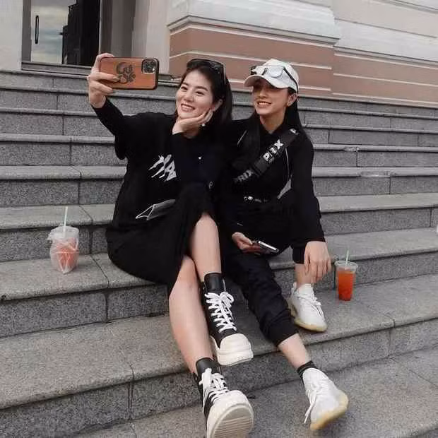 Bà xã Phan Công Khanh (trái) nhiều lần có dịp đọ sắc với nhiều người nổi tiếng, từ camera thường đến ảnh qua chỉnh sửa đều khiến dân mạng chú ý.