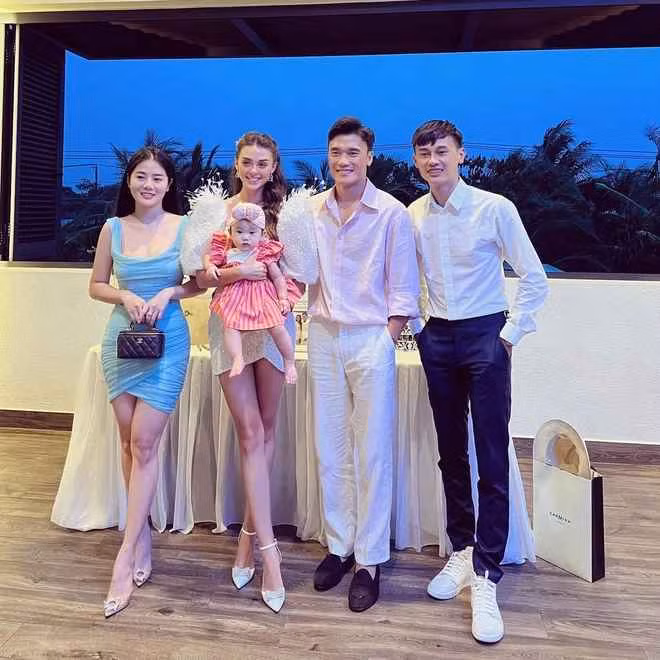 Thời gian qua, gia đình Phan Công Khanh liên tục đăng tải những bức ảnh thân thiết với thủ môn Bùi Tiến Dũng.