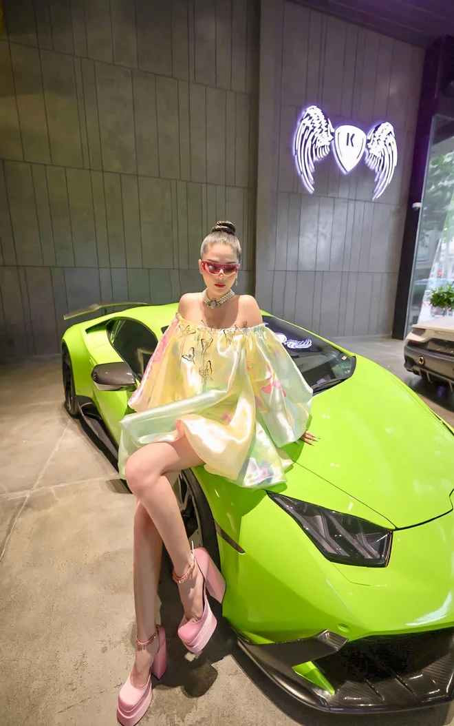 Không những vậy, Loan Lê thậm chí còn chọn siêu xe theo màu sắc trang phục mặc hằng ngày khiến dân mạng choáng váng.