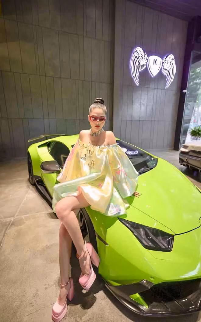 Không những vậy, Loan Lê thậm chí còn chọn siêu xe theo màu sắc trang phục mặc hằng ngày khiến dân mạng choáng váng.