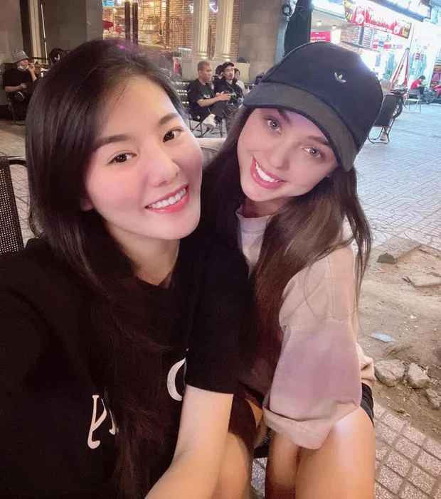 Lê Loan và Dianka - bà xã thủ môn Bùi Tiến Dũng thường xuyên gặp gỡ, đi du lịch cùng nhau. Trong những khoảnh khắc từ dự tiệc đến để mặt mộc đời thường, cả hai đều nhận nhiều lời khen của netizen