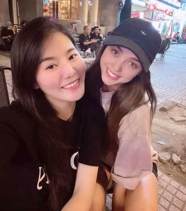 Lê Loan và Dianka - bà xã thủ môn Bùi Tiến Dũng thường xuyên gặp gỡ, đi du lịch cùng nhau. Trong những khoảnh khắc từ dự tiệc đến để mặt mộc đời thường, cả hai đều nhận nhiều lời khen của netizen