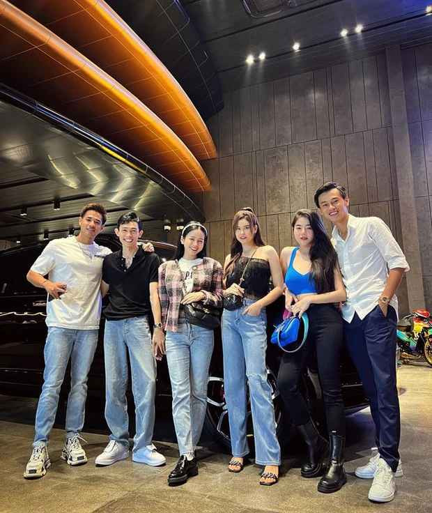 Vợ chồng Phan Công Khanh thân thiết với nhiều nghệ sĩ nổi tiếng. Lê Loan (áo xanh) luôn biết cách tạo ấn tượng trong mọi bức hình