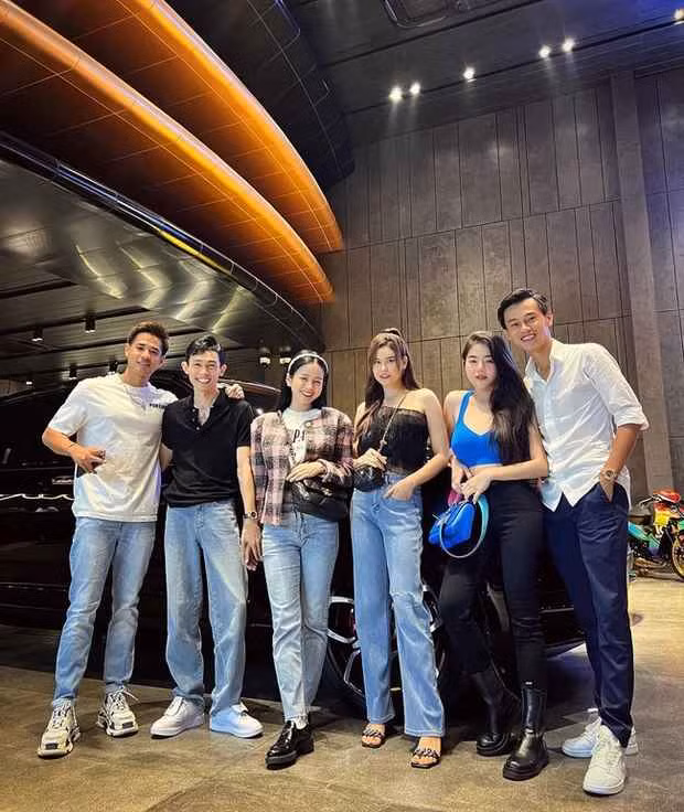 Vợ chồng Phan Công Khanh thân thiết với nhiều nghệ sĩ nổi tiếng. Lê Loan (áo xanh) luôn biết cách tạo ấn tượng trong mọi bức hình