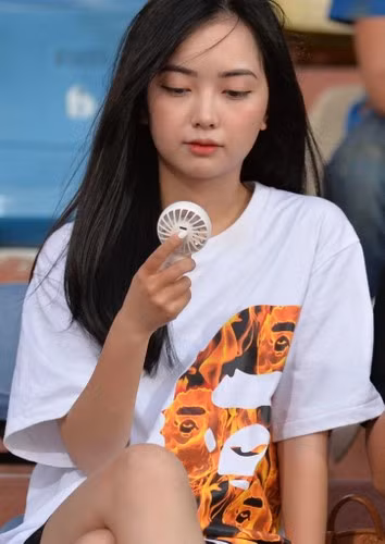 Dù trong những lần bị chụp lén, visual xinh xuất sắc của Mai Hà Trang luôn tỏa sáng, đánh bại cả cam thường.