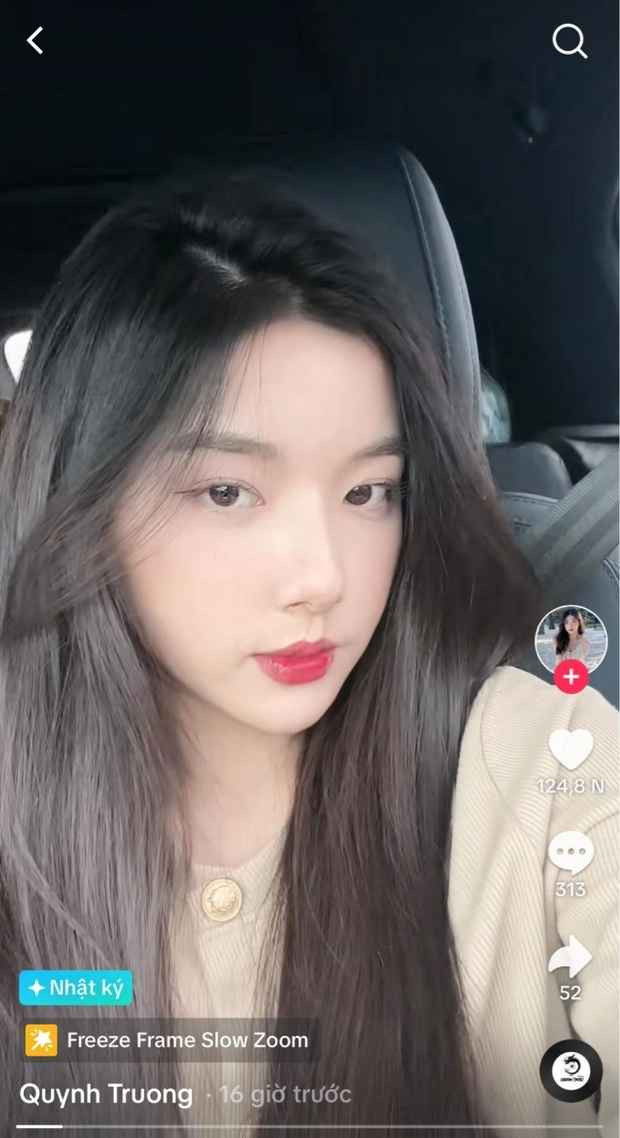 Từ phần bio kênh đến cách ăn uống, cách cười hay lựa chọn trang phục kiểu nhẹ nhàng, dễ thương của Quỳnh Như đều khiến dân tình nghĩ đến Quỳnh Trương.