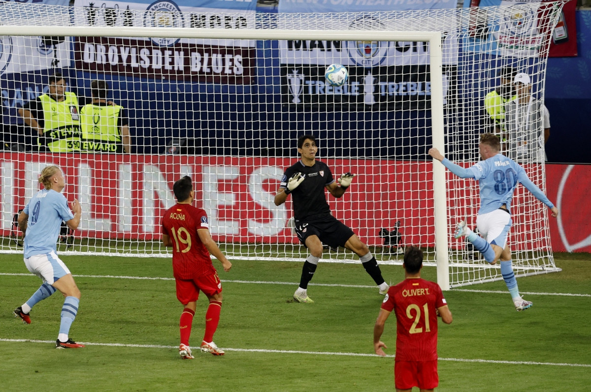 Thang Sevilla tren cham 11m, Man City nang cao sieu cup chau Au-Hinh-2