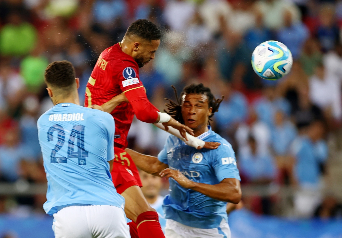 Thang Sevilla tren cham 11m, Man City nang cao sieu cup chau Au