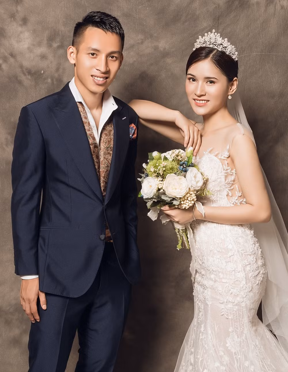 Chàng cầu thủ từ đó trở thành khách ruột của cửa hàng quần áo, thường xuyên đến mua hàng, đổi đồ và nghĩ nhiều cách để có cơ hội làm quen với cô gái người Tày xinh đẹp.