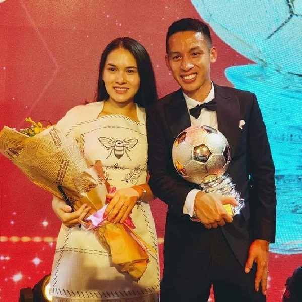 Hùng Dũng chính là mối tình đầu của Mộc Trinh. Cả hai quen theo một cách vô cùng tình cờ, đúng kiểu “duyên phận” của nhau.