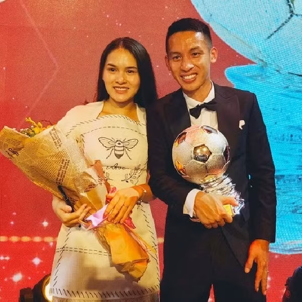 Hùng Dũng chính là mối tình đầu của Mộc Trinh. Cả hai quen theo một cách vô cùng tình cờ, đúng kiểu “duyên phận” của nhau.