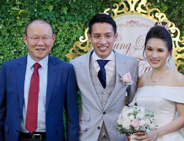 Dần dần, cả hai nảy sinh tình cảm. Chuyện tình giữa Đỗ Hùng Dũng và cô nàng hotgirl xứ Tuyên - Triệu Mộc Trinh cứ thế bắt đầu theo cái cách bình dị nhất. Cả hai cũng không đăng tải những bức ảnh lãng mạn bên nhau giống bao đôi lứa khác.