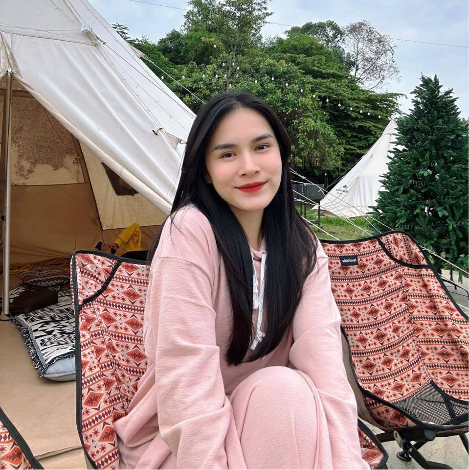 Vốn khá kín tiếng, ít khi nói quá nhiều về cuộc sống nhưng qua những khoảnh khắc do Triệu Mộc Trinh (quê Tuyên Quang) - vợ của cầu thủ Đỗ Hùng Dũng chia sẻ trên trang cá nhân, người hâm mộ phần nào xuýt xoa trước đôi vợ chồng trẻ này bởi họ đang trải qua những ngày vô cùng hạnh phúc, ngọt ngào