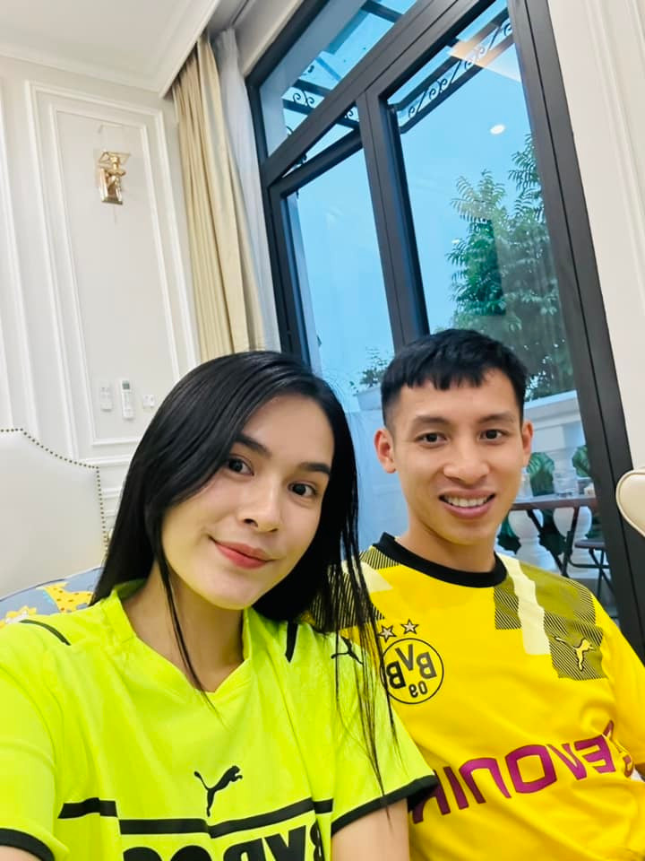 Hon nhan dep cua doi truong doi tuyen Viet Nam voi vo hot girl