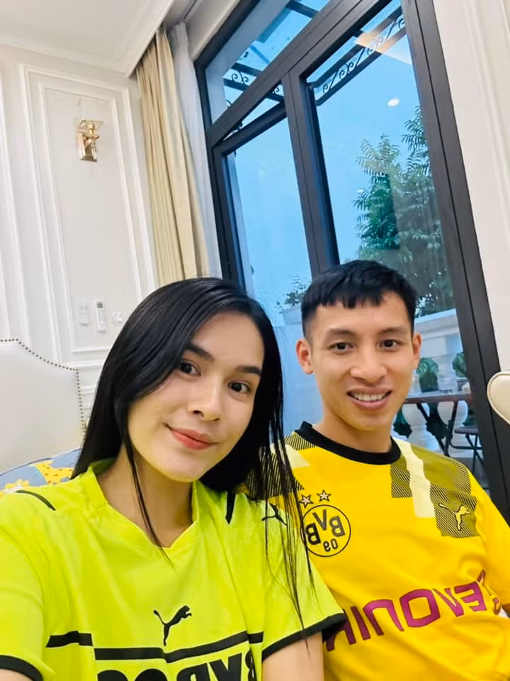 Hon nhan dep cua doi truong doi tuyen Viet Nam voi vo hot girl