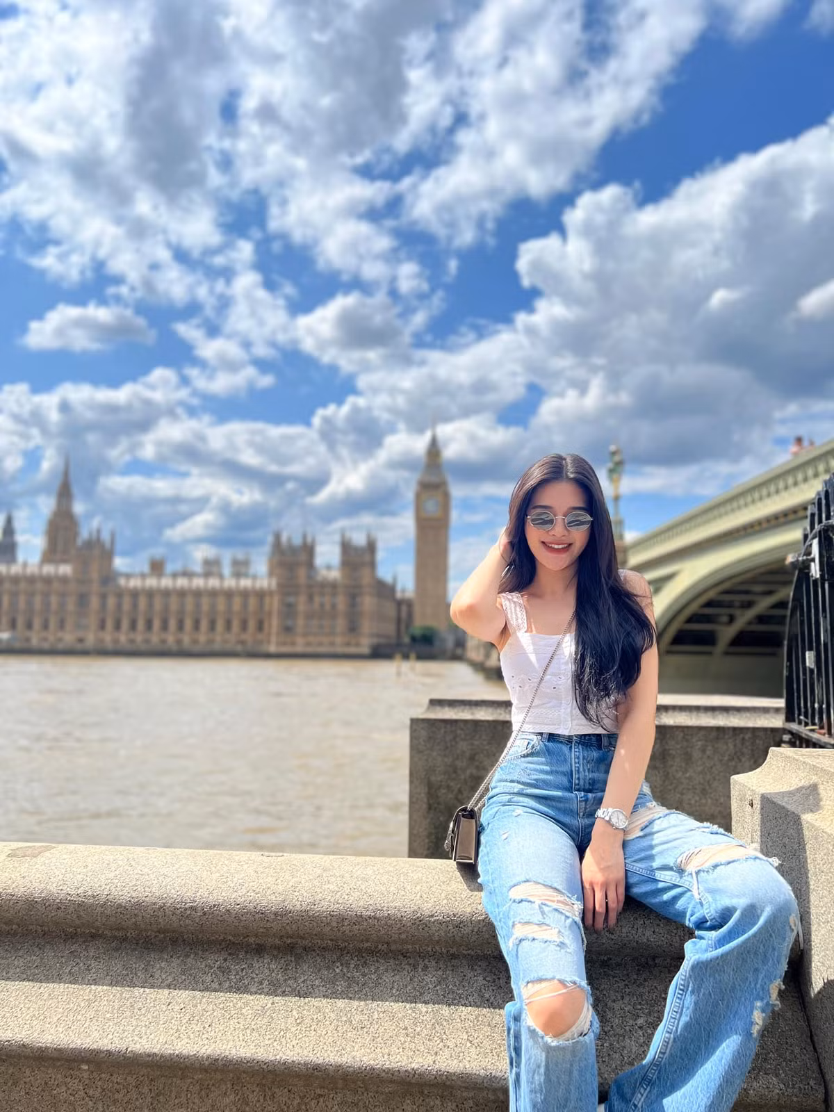 Ngoài những giờ đi bay, Trâm Anh cũng chỉ như một cô gái khác, thích đi cafe và ăn uống cùng bạn bè.